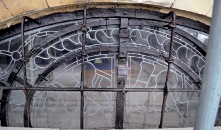 Detail of the oculus after conservation; the metalwork has been finished in a dark Waxoyl coating