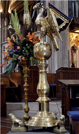Eagle lectern with cylindrical shaft and round base supported by three lion statuettes mounted on plinths