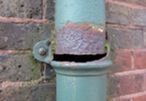 Downpipe with rust-damaged joint