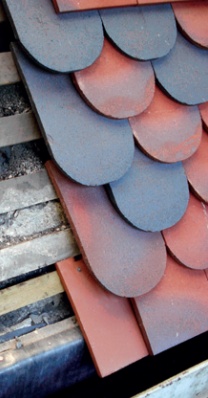 Incomplete courses of polychromatic clay tiles with colour variation used to form pattern