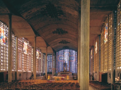 Notre Dame du Raincy: interior with slender columns and barrel-vaulted ceiling