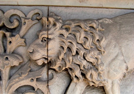 Vertical masonry joint passing through the head of a decorative stone lion