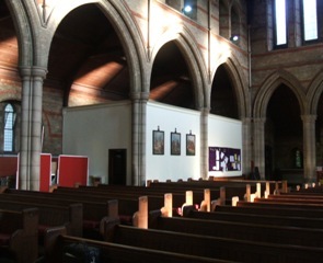 Box-like one-storey meeting room inserted between nave arches and aisle exterior wall
