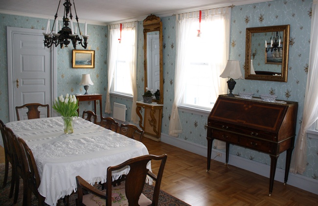 Reproduction wallpaper in a traditionally furnished dining room