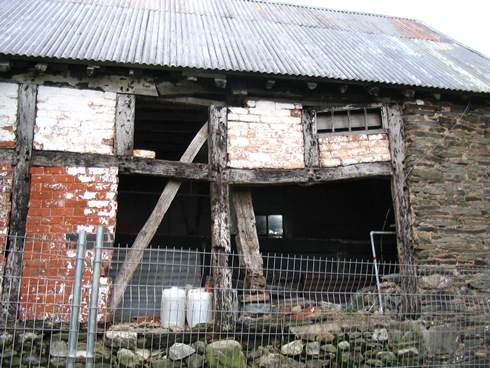 Section of cruck frame of Tŷ Coch Barn near Ruthin