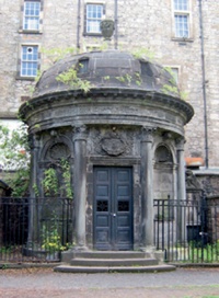 Mausoleum in the form of a domed rotunda with exterior decoration consisting of alternating columns and niches