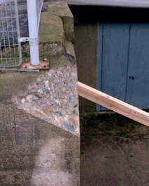 Timber prop angled from floor level up to wall face