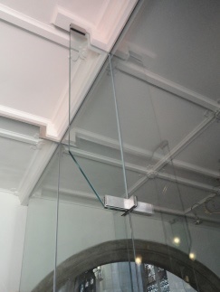 Structural glass fins where two sheets of structural glass meet at right angles