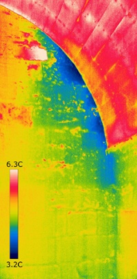 Thermal image with cooler area at internal junction of masonry wall
